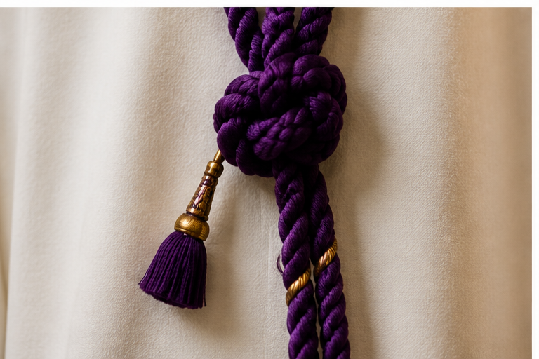 Detalle de cordón y borlas